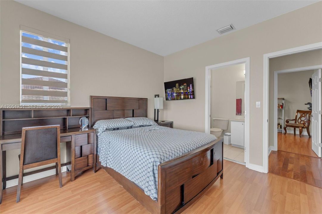 For Sale: $999,999 (5 beds, 4 baths, 2916 Square Feet)