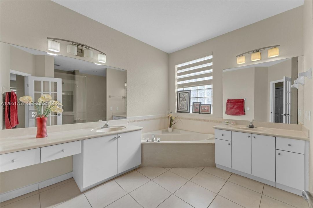 For Sale: $999,999 (5 beds, 4 baths, 2916 Square Feet)