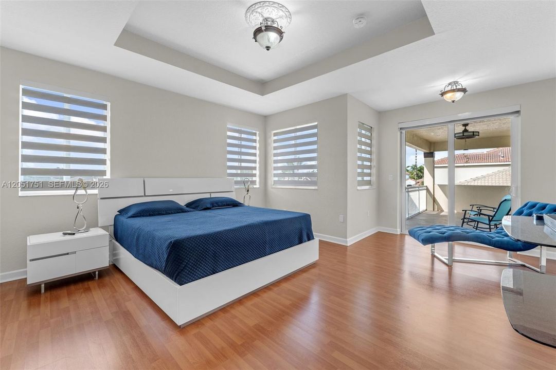 For Sale: $999,999 (5 beds, 4 baths, 2916 Square Feet)