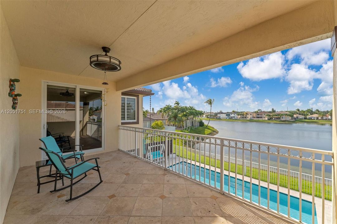 For Sale: $999,999 (5 beds, 4 baths, 2916 Square Feet)