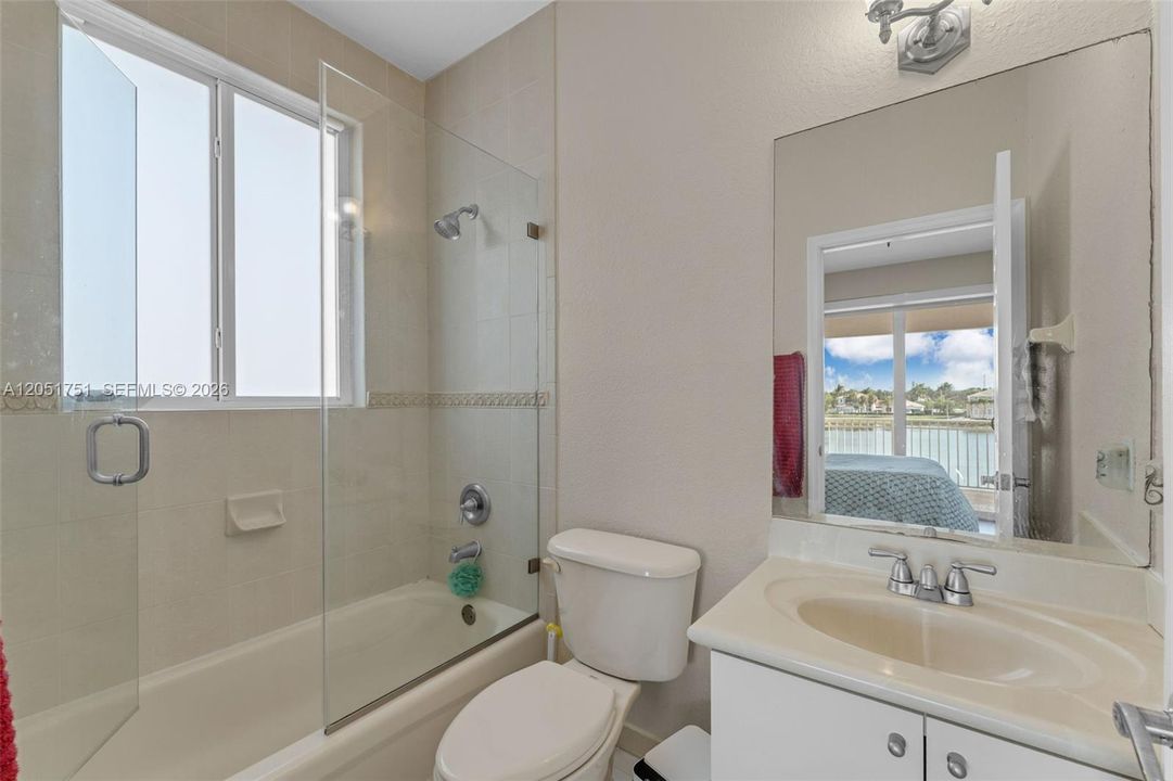 For Sale: $999,999 (5 beds, 4 baths, 2916 Square Feet)