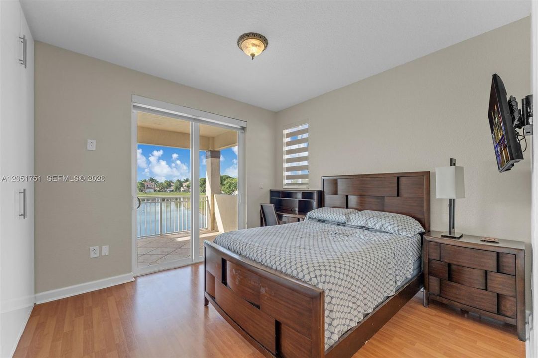 For Sale: $999,999 (5 beds, 4 baths, 2916 Square Feet)