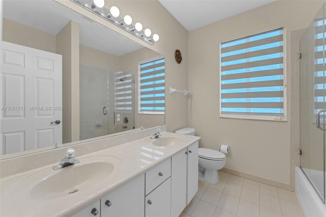 For Sale: $999,999 (5 beds, 4 baths, 2916 Square Feet)
