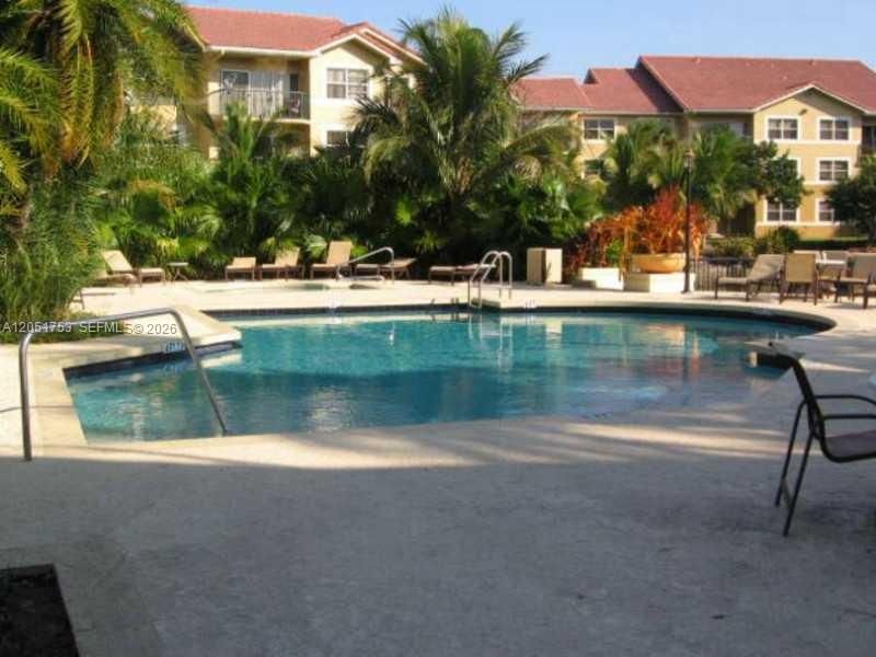 For Rent: $1,700 (1 beds, 1 baths, 733 Square Feet)