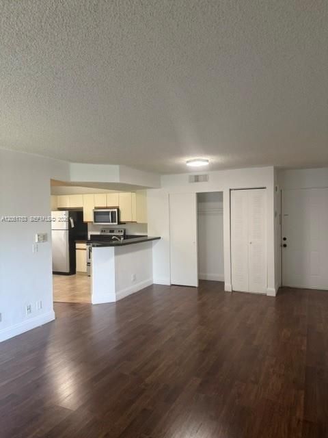 For Rent: $1,700 (1 beds, 1 baths, 733 Square Feet)