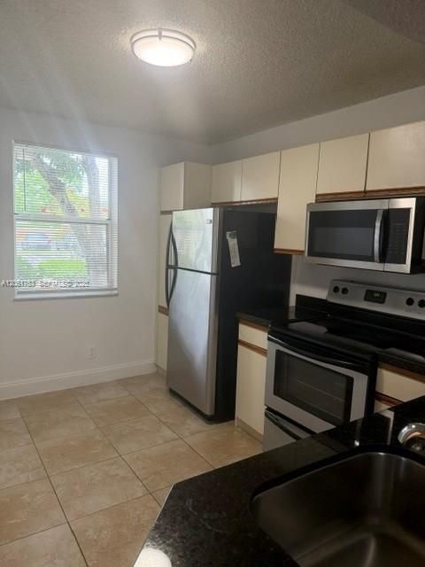 For Rent: $1,700 (1 beds, 1 baths, 733 Square Feet)