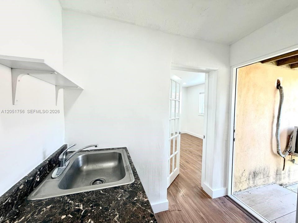 For Rent: $1,299 (1 beds, 1 baths, 2094 Square Feet)