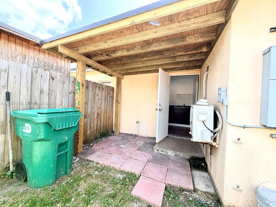 For Rent: $1,299 (1 beds, 1 baths, 2094 Square Feet)