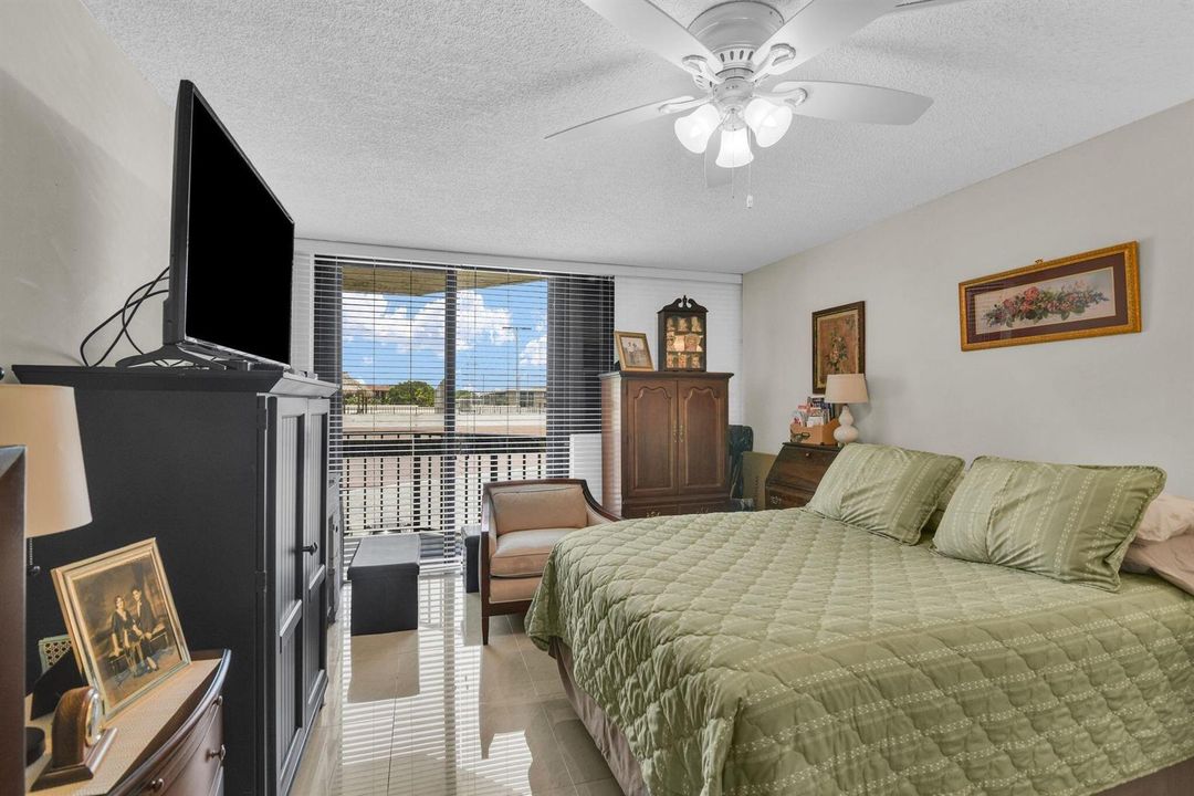 899 Jeffery St 301 primary BR bath 5