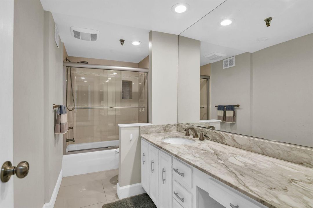899 Jeffery St 301 second bath