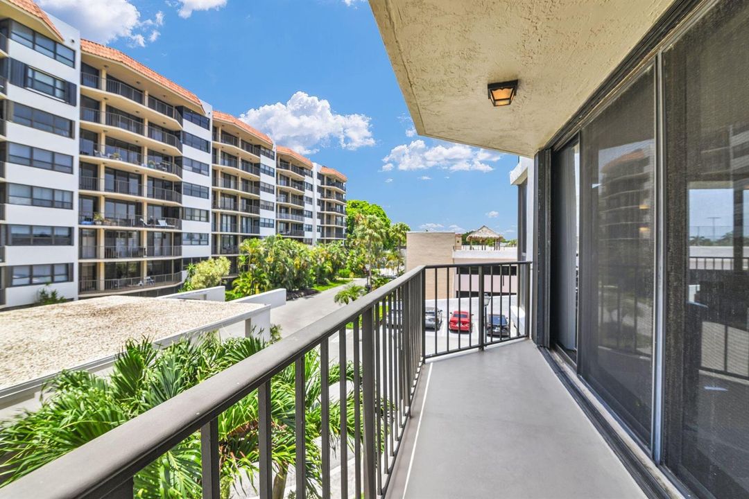899 Jeffery St 301 Balcony pic 2