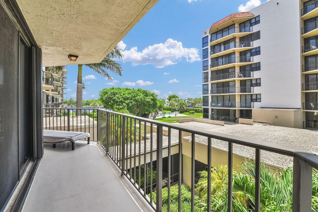 899 Jeffery St 301 Balcony pic 3