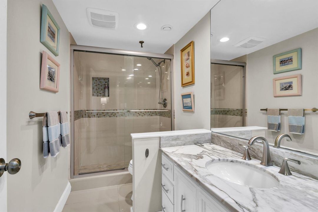 899 Jeffery St 301 primary BR bath