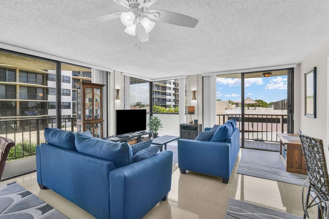 899 Jeffery St 301 Livingroom 3