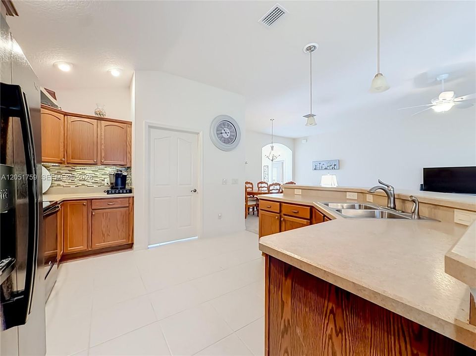 Activo con contrato: $449,000 (3 camas, 2 baños, 1939 Pies cuadrados)