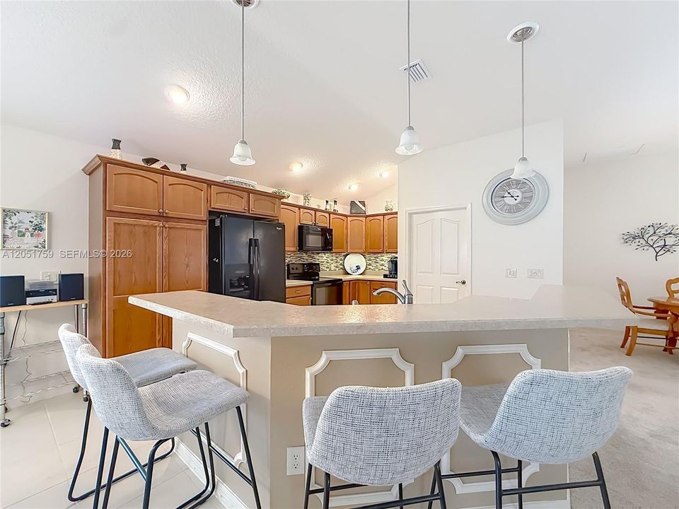 Activo con contrato: $449,000 (3 camas, 2 baños, 1939 Pies cuadrados)