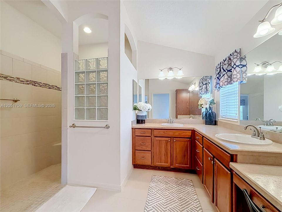 Activo con contrato: $449,000 (3 camas, 2 baños, 1939 Pies cuadrados)