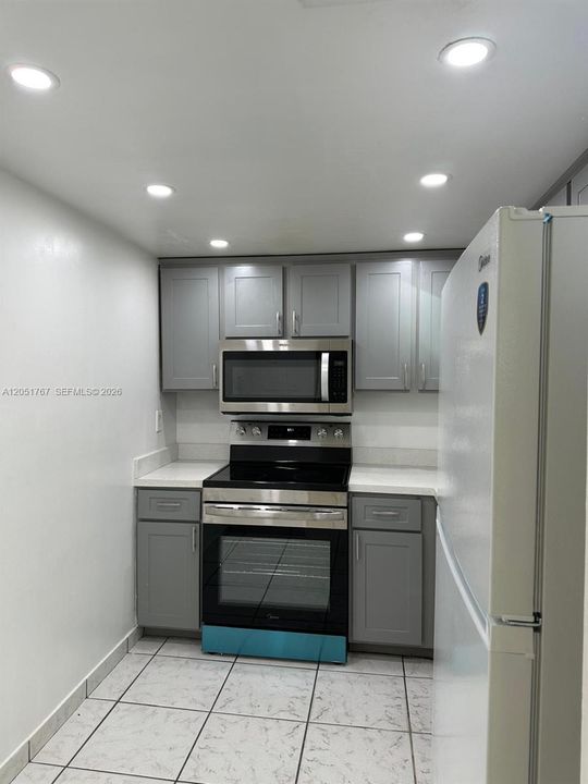 For Rent: $2,200 (2 beds, 2 baths, 898 Square Feet)