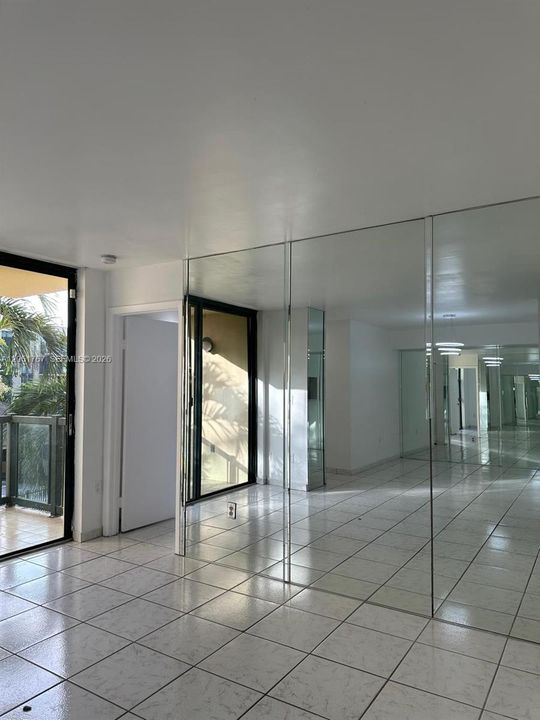 For Rent: $2,200 (2 beds, 2 baths, 898 Square Feet)