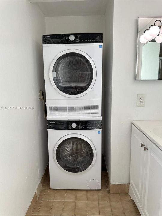 For Rent: $2,200 (2 beds, 2 baths, 898 Square Feet)