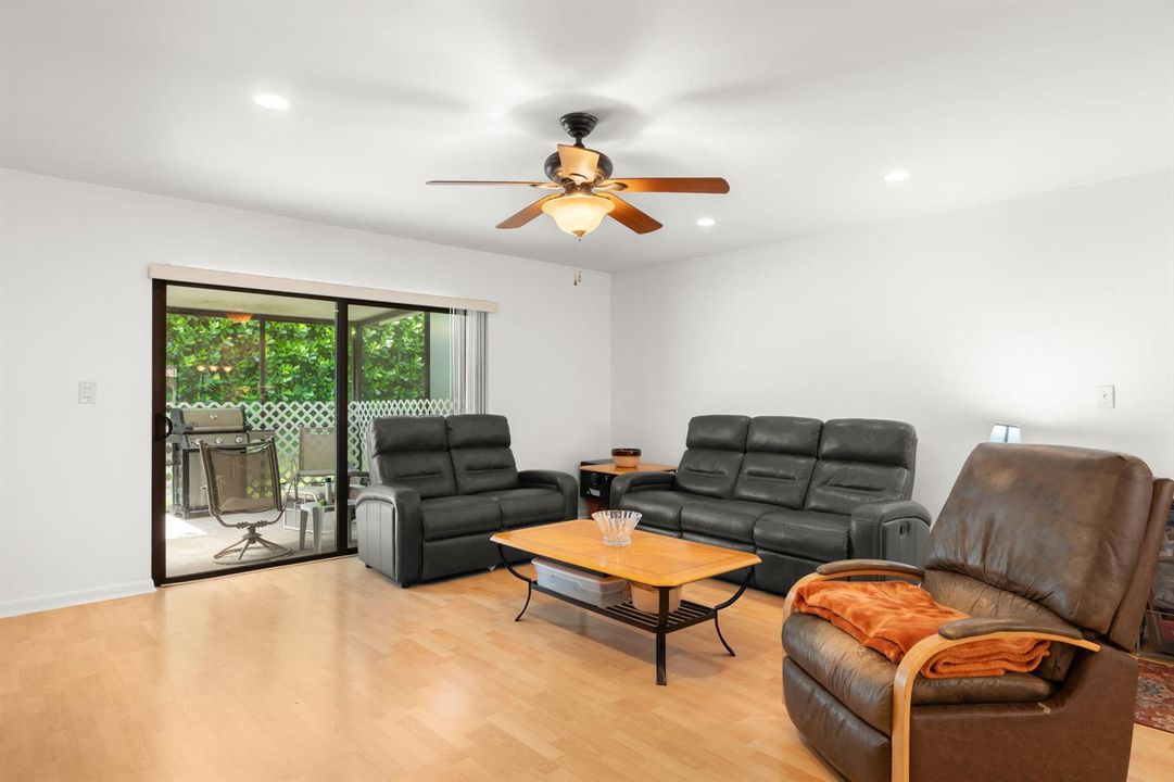 22075 las brisas 306 living