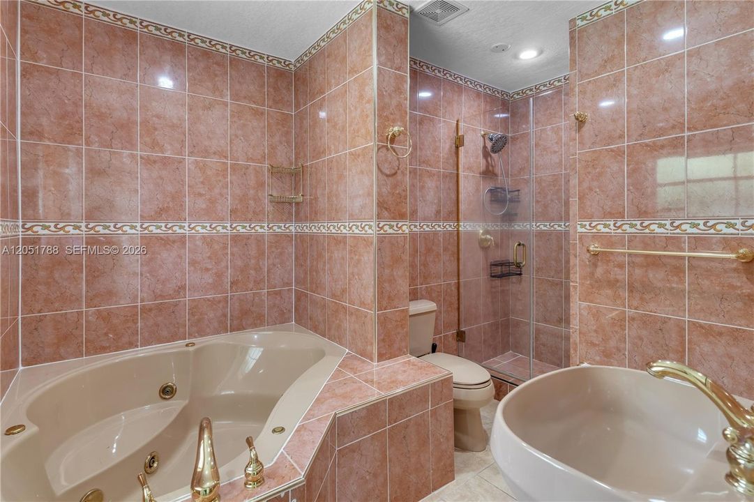 For Sale: $700,000 (5 beds, 3 baths, 2161 Square Feet)
