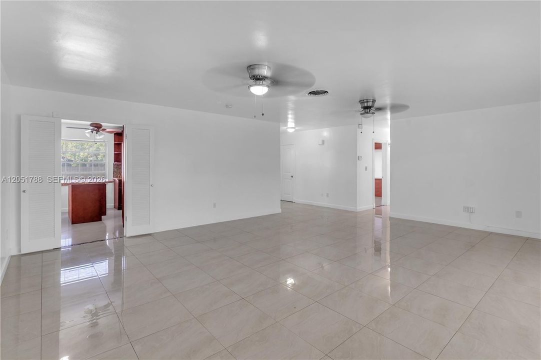 For Sale: $700,000 (5 beds, 3 baths, 2161 Square Feet)