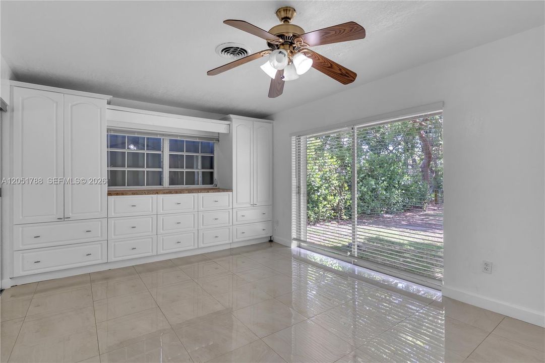 For Sale: $700,000 (5 beds, 3 baths, 2161 Square Feet)