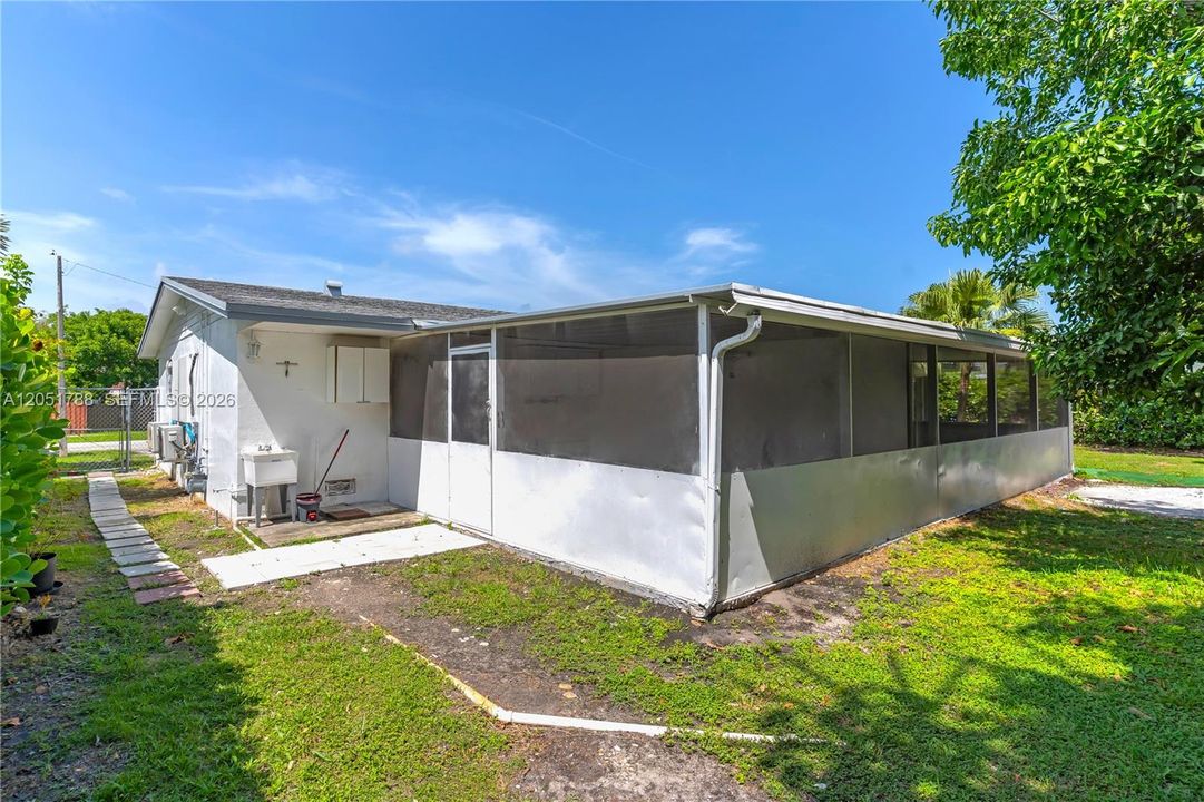 For Sale: $700,000 (5 beds, 3 baths, 2161 Square Feet)
