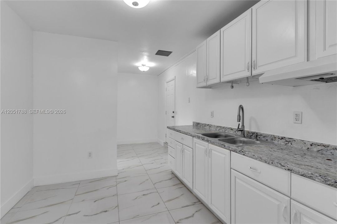 For Sale: $700,000 (5 beds, 3 baths, 2161 Square Feet)