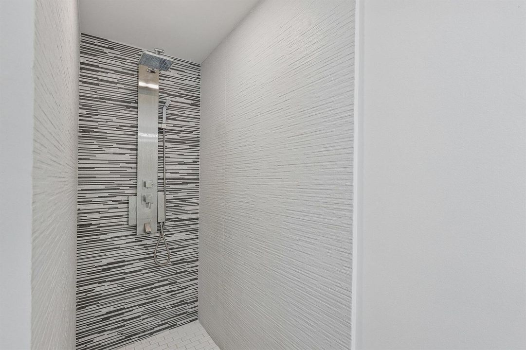 21-web-or-mls-Meridian Ave 11-S1007-021