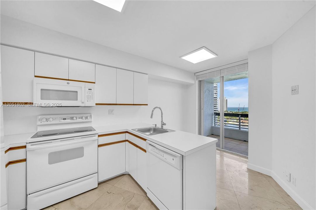 Под контрактом: $2,999 (1 спален, 1 ванн, 1050 Квадратных фут)