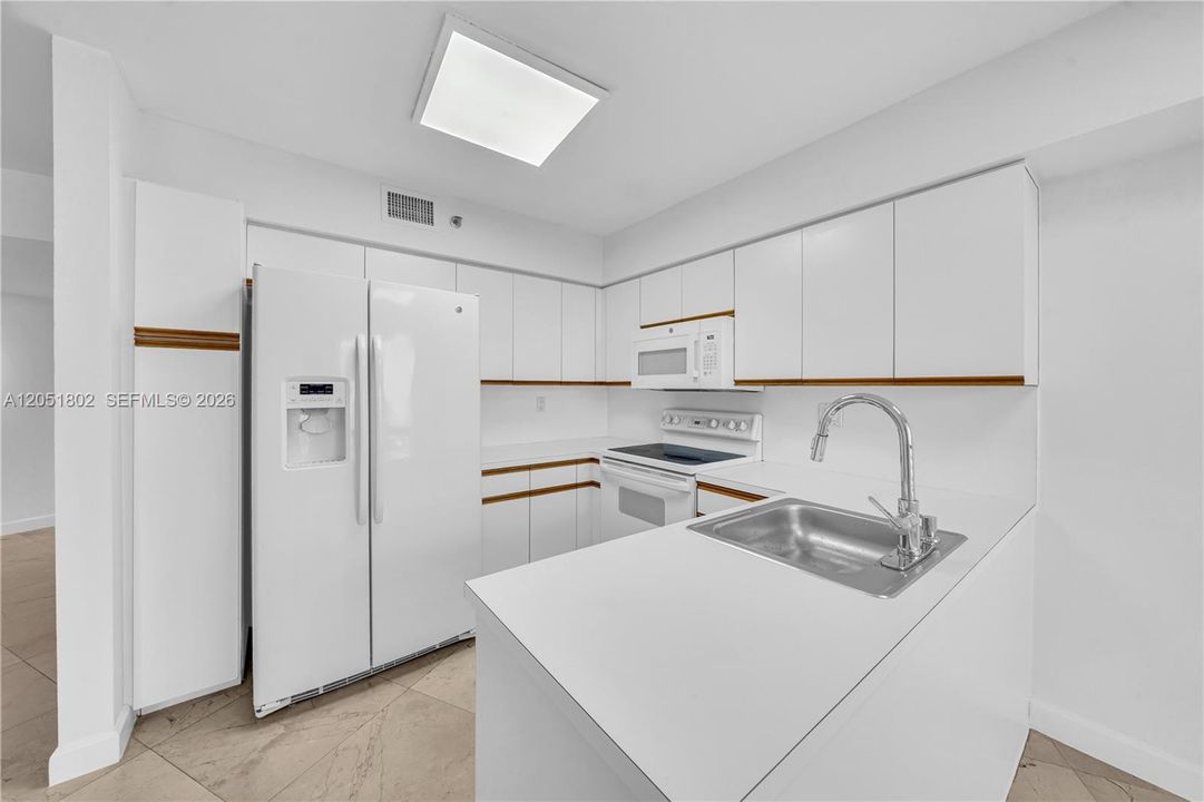 Под контрактом: $2,999 (1 спален, 1 ванн, 1050 Квадратных фут)