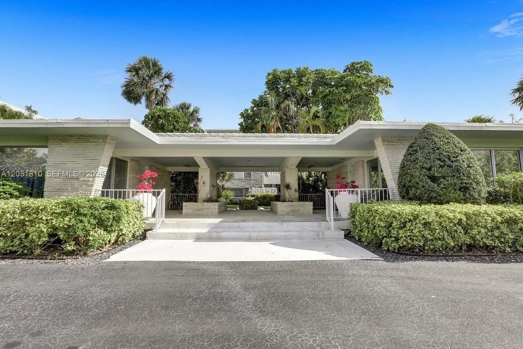 For Rent: $2,900 (1 beds, 1 baths, 700 Square Feet)