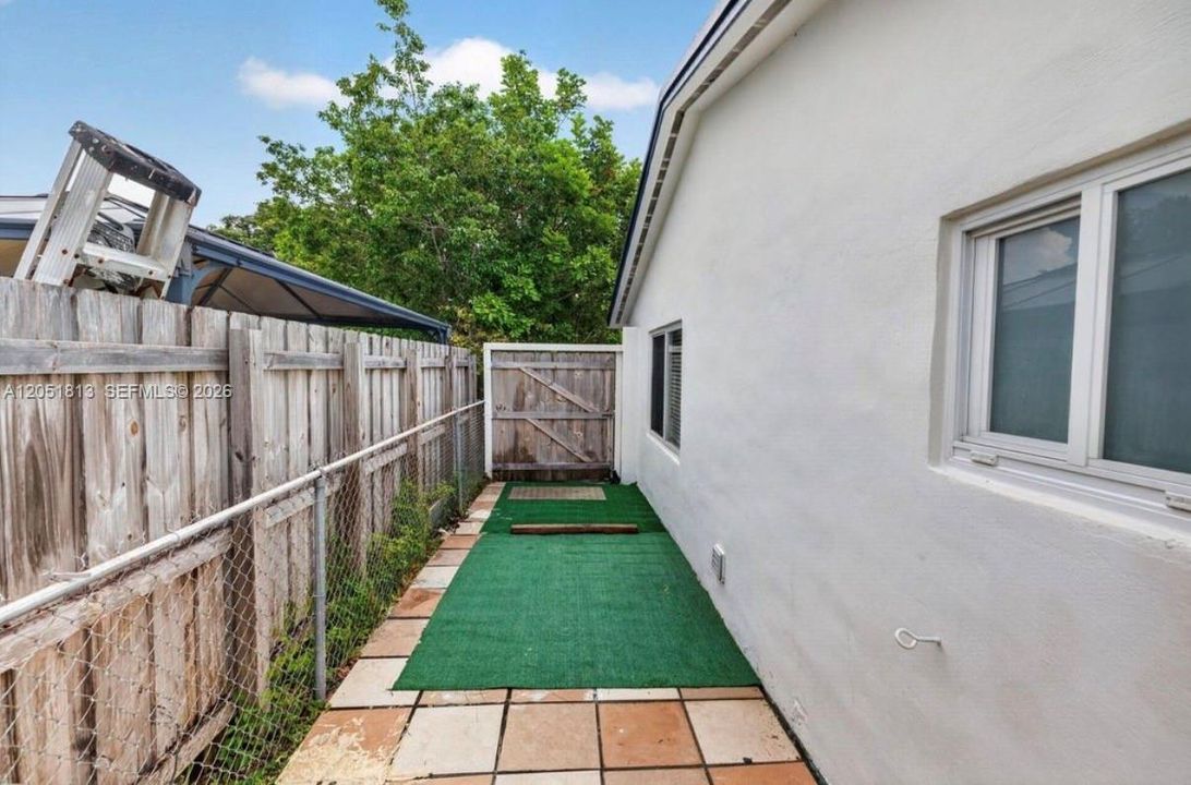 For Rent: $3,400 (3 beds, 2 baths, 1007 Square Feet)