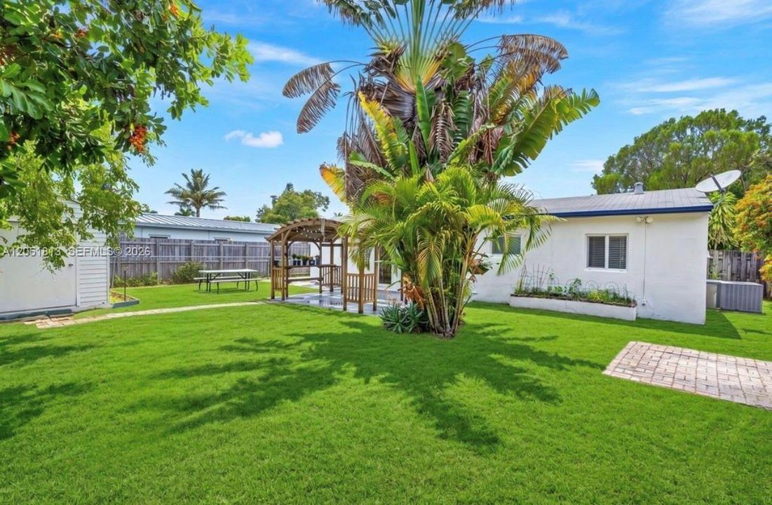 For Rent: $3,400 (3 beds, 2 baths, 1007 Square Feet)