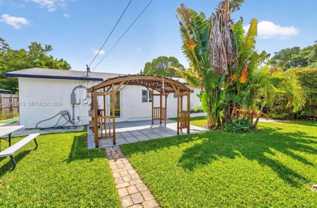 For Rent: $3,400 (3 beds, 2 baths, 1007 Square Feet)