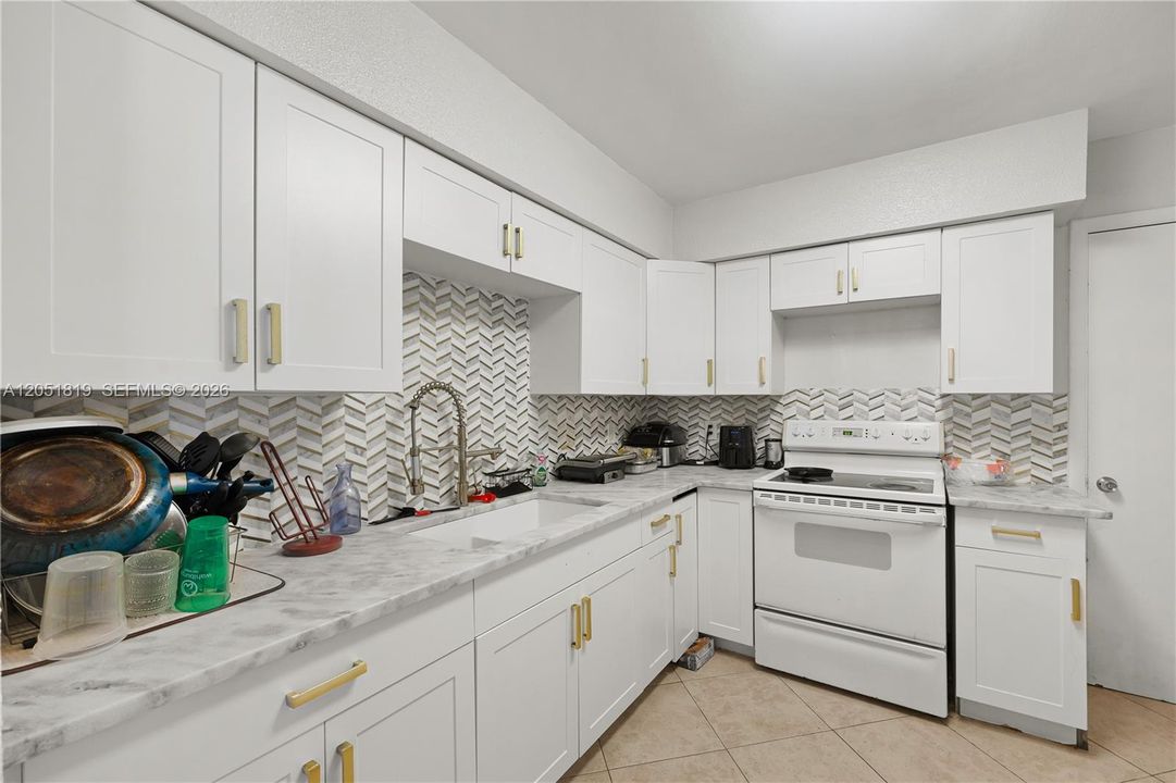 En Venta: $425,000 (4 camas, 2 baños, 1485 Pies cuadrados)