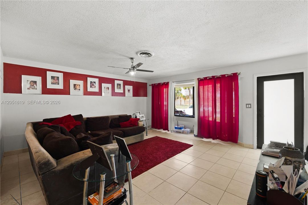 En Venta: $425,000 (4 camas, 2 baños, 1485 Pies cuadrados)