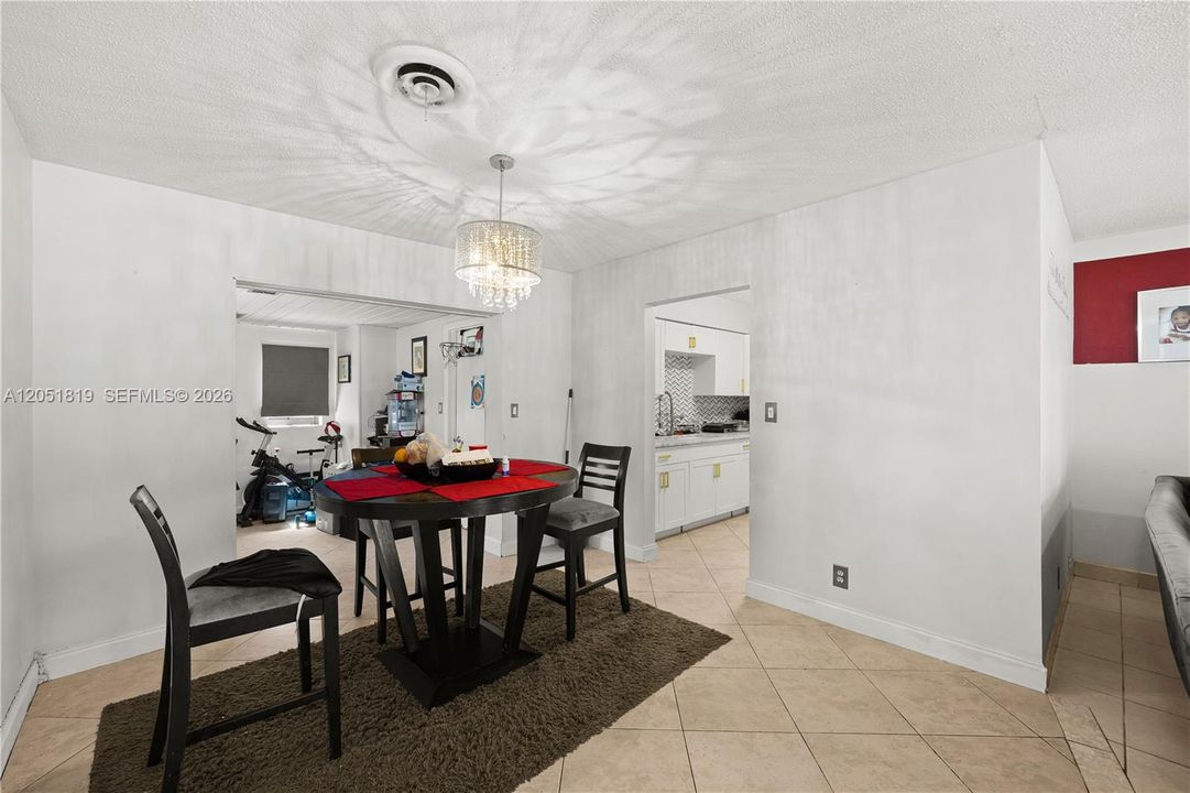 En Venta: $425,000 (4 camas, 2 baños, 1485 Pies cuadrados)