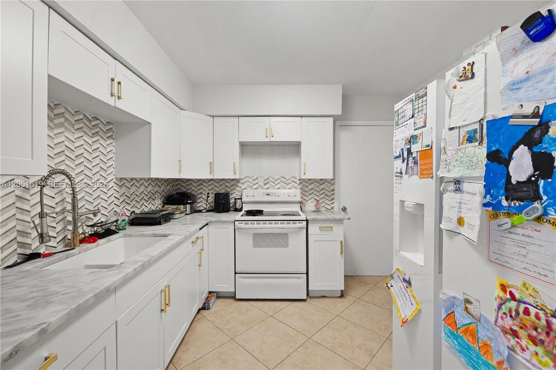 En Venta: $425,000 (4 camas, 2 baños, 1485 Pies cuadrados)