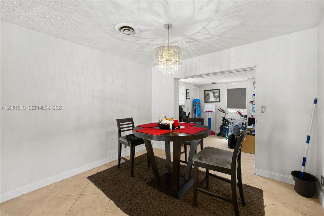 En Venta: $425,000 (4 camas, 2 baños, 1485 Pies cuadrados)