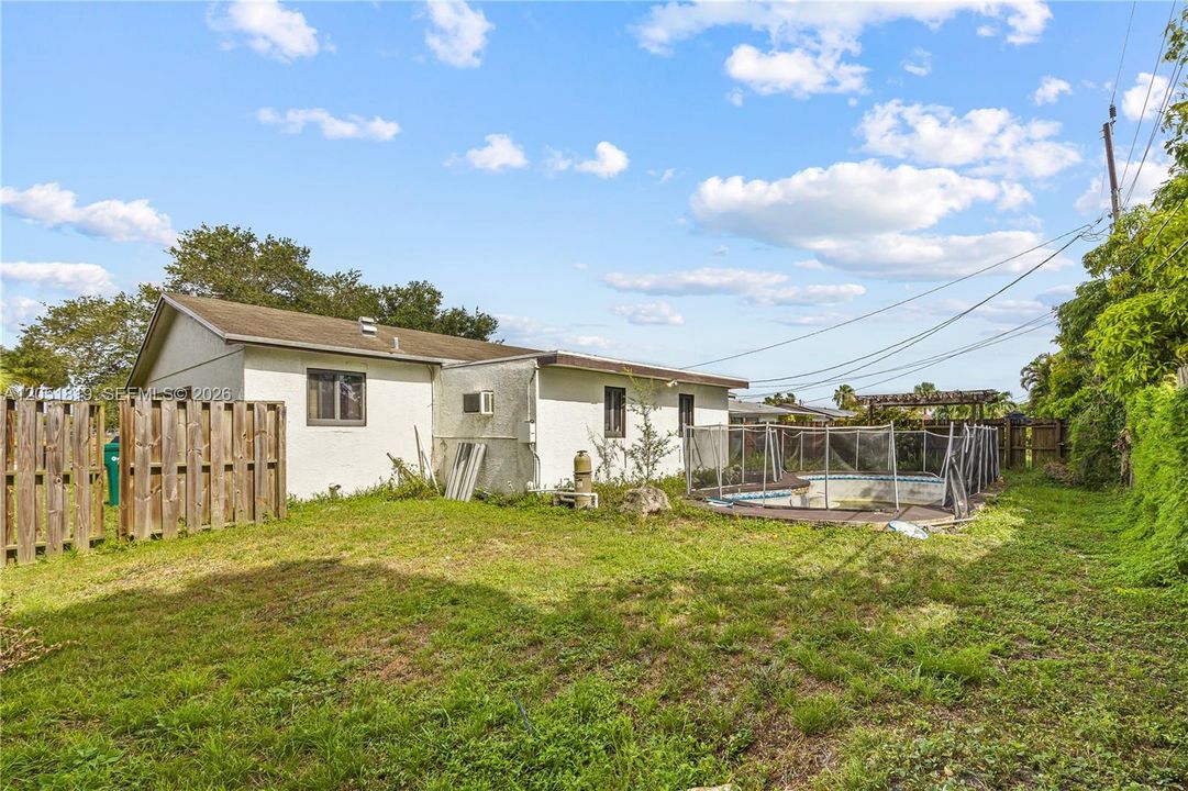 En Venta: $425,000 (4 camas, 2 baños, 1485 Pies cuadrados)