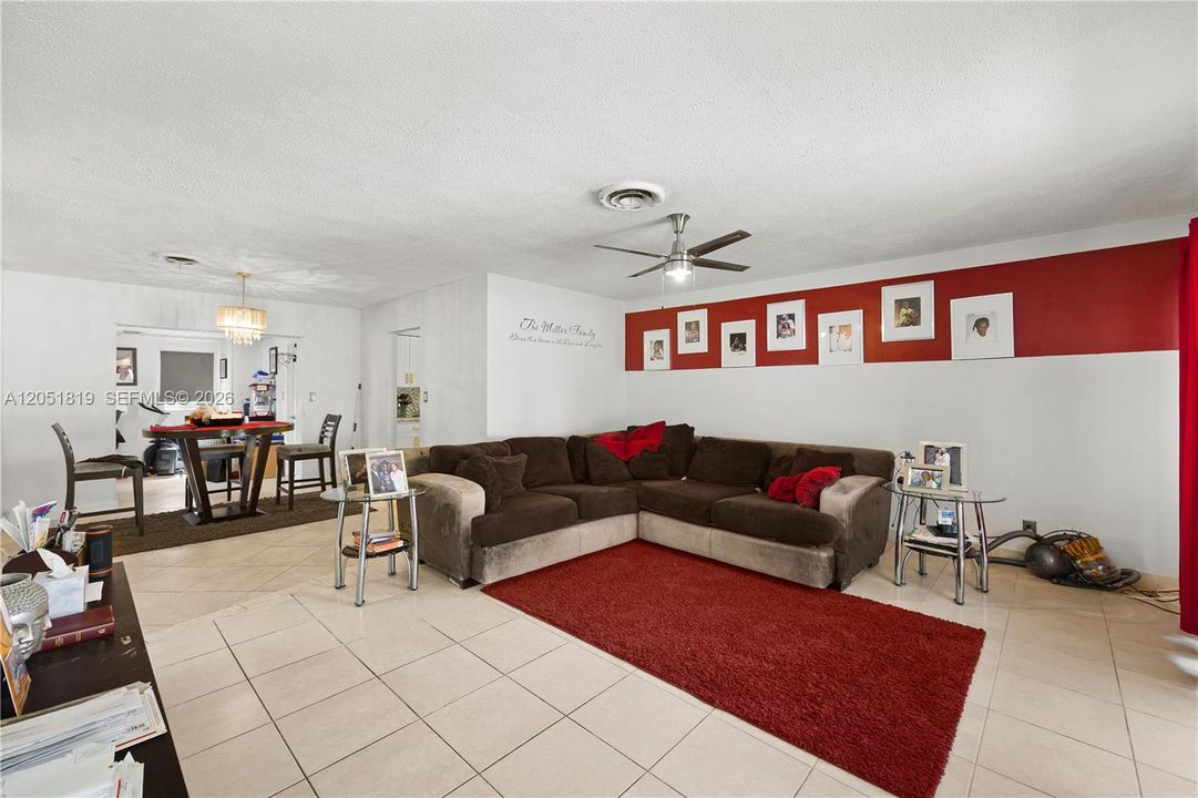 En Venta: $425,000 (4 camas, 2 baños, 1485 Pies cuadrados)