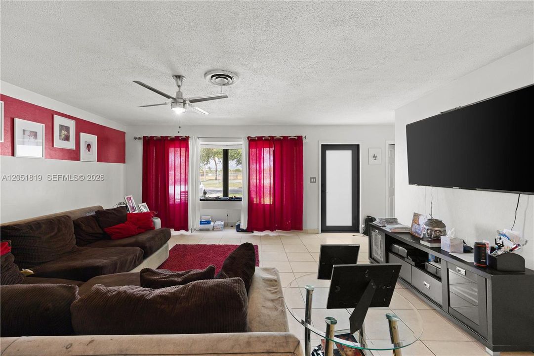 En Venta: $425,000 (4 camas, 2 baños, 1485 Pies cuadrados)