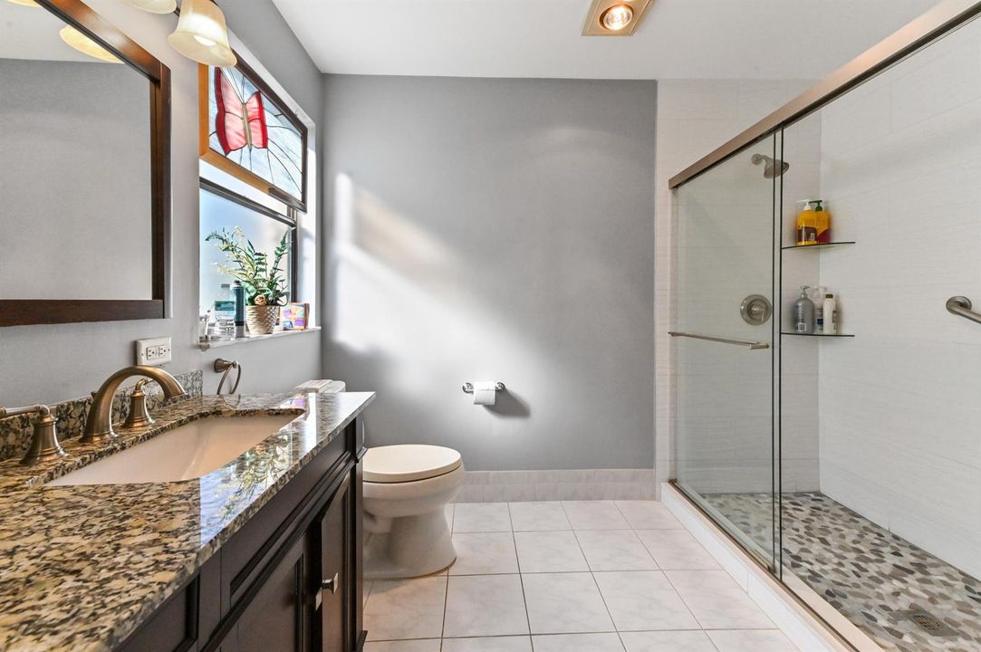 11 bathroom 02