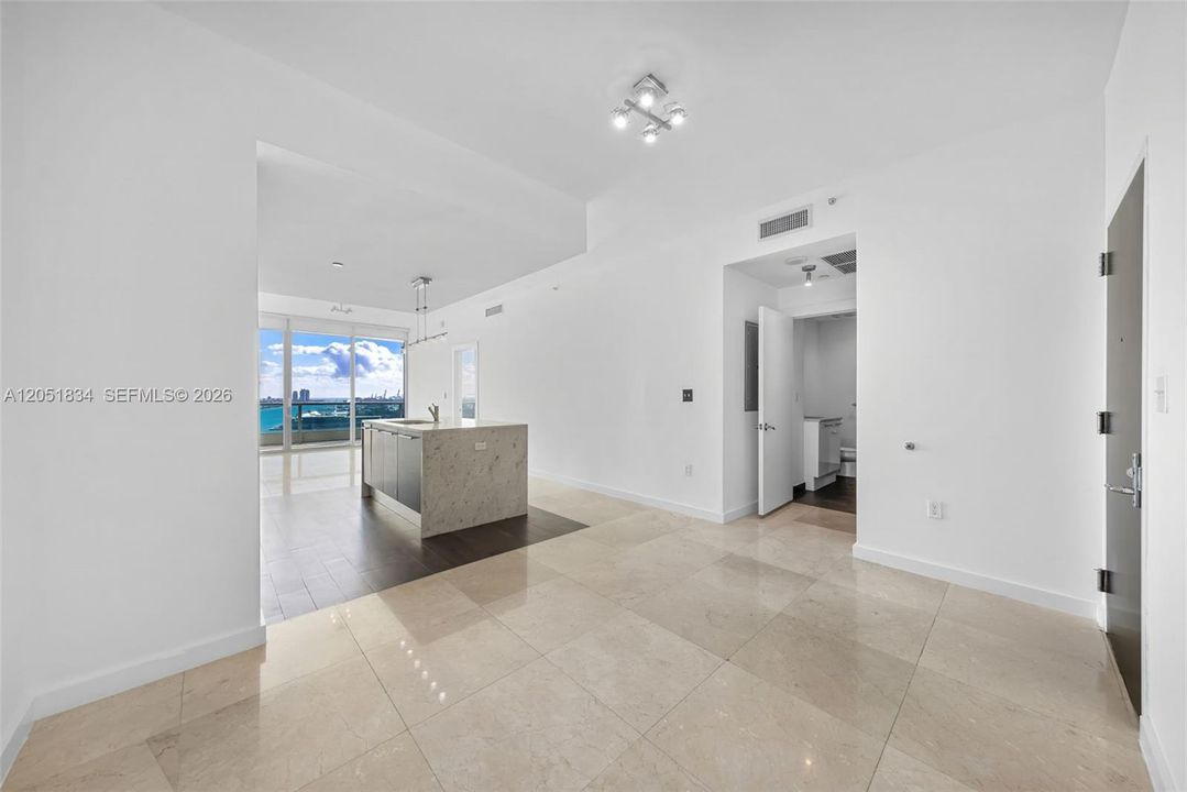 Active With Contract: $4,200 (1 beds, 1 baths, 938 Square Feet)