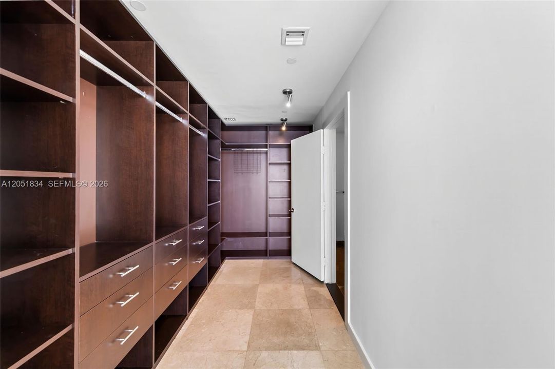 Active With Contract: $4,200 (1 beds, 1 baths, 938 Square Feet)