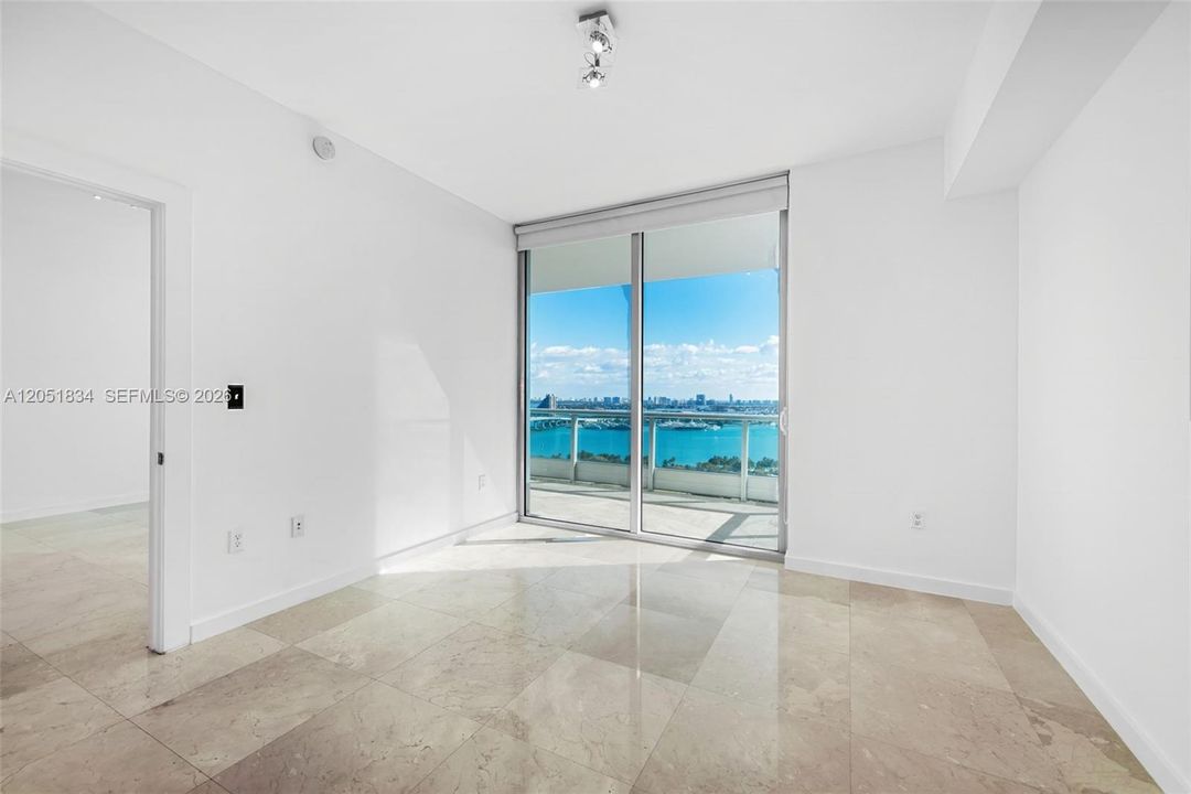 Active With Contract: $4,200 (1 beds, 1 baths, 938 Square Feet)