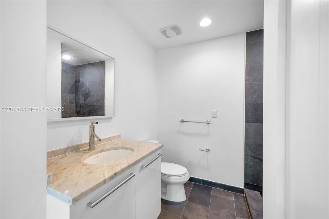 Active With Contract: $4,200 (1 beds, 1 baths, 938 Square Feet)